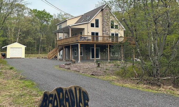Jim Thorpe Ski Chalet | Beautiful Open Layout w/Hot Tub, Huge Game Room, EV Charger, and Pet Friendly.