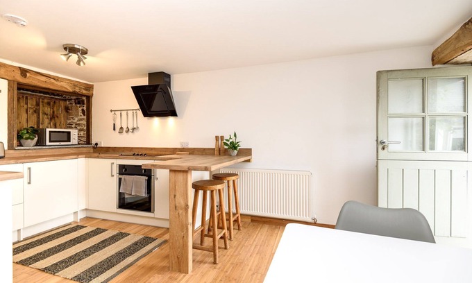 Torpoint House | Beautiful pet friendly cottage for two in peaceful location, close to the beach.