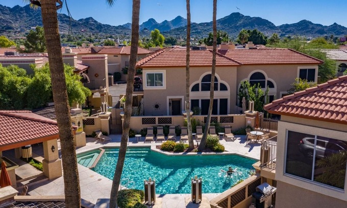 North Mountain Condo | Beautiful Phoenix Vista Condo Sleeps 8, Wifi, Cable, 3 Pools, Gated, Quiet!