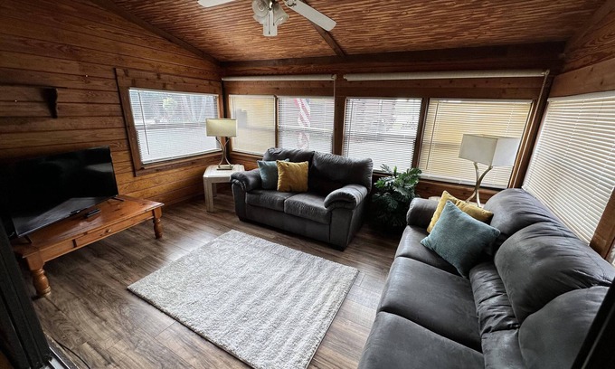 Okeechobee Cabin | Beautiful private log cabin on the water in a small cabin community.