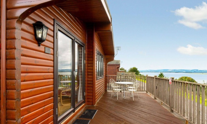 Kinross House | Beautiful private villa for 6 guests with WIFI, TV, balcony, pets allowed and parking
