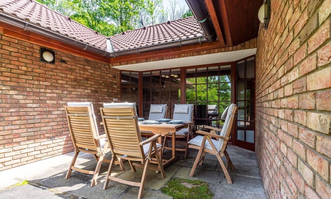 Clunek House | Beautiful private villa for 6 guests with WIFI, private pool, TV, patio, pets allowed and parking