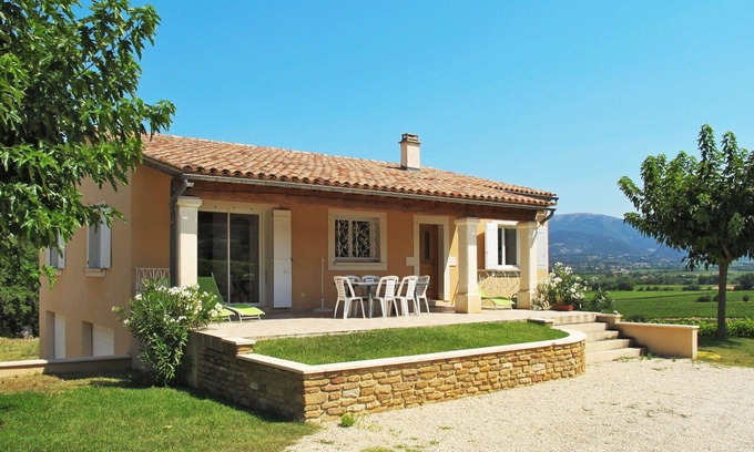 Valreas House | Beautiful private villa for 6 guests with WIFI, TV, terrace, pets allowed and parking
