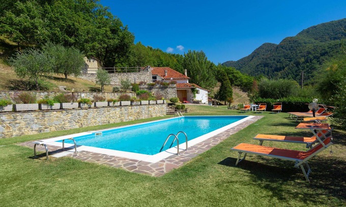 Vicchio House | Beautiful private villa for 10 people with WIFI, private pool, TV, patio, pets allowed and parking