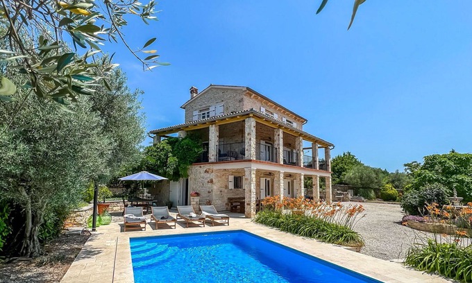 Heraki Villa | Beautiful private villa for 8 people with WIFI, private pool, A/C, terrace, pets allowed and par.