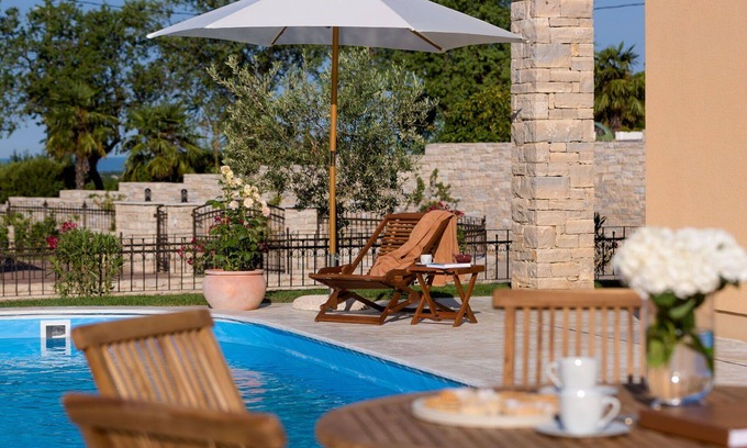 Vardica House | Beautiful private villa with A/C, WIFI, hot tub, private pool, TV, patio, pets allowed and parking