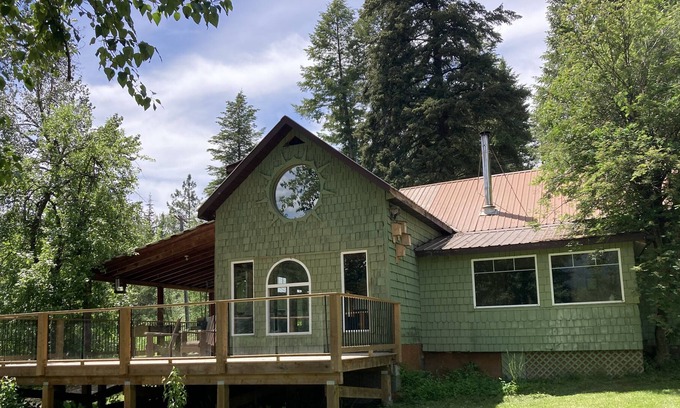 Kootenay Boundary House | Beautiful Riverfront Home on Acreage