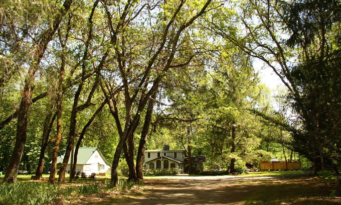 Grants Pass House | Beautiful Rustic Cabin on the Rogue River