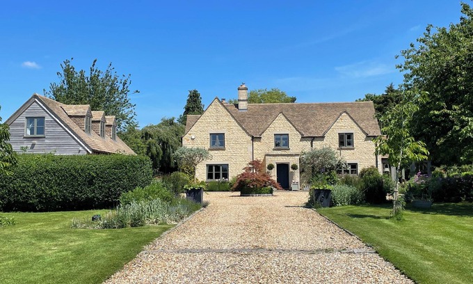 Ampney Crucis Cottage | BEAUTIFUL SELF CONTAINED RETREAT IN THE HEART OF THE COTSWOLDS