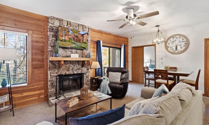 Seven Springs Apartment | Beautiful Seven Springs- 2 Bed, 2 Bath Condo
