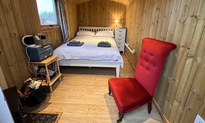 Chackmore House | Beautiful Shepherds Hut, with private garden