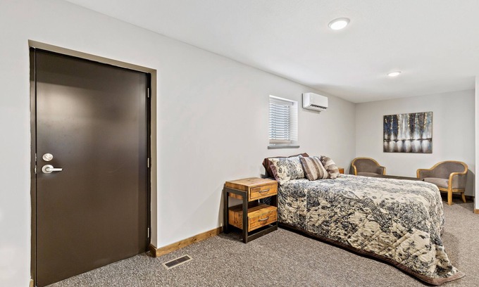 Great Bend House | Beautiful South Bend Lodge Suite