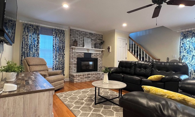 Moline House | Beautiful, spacious and quiet house in the heart of Moline.