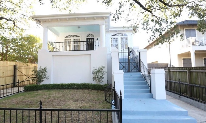 Broadmoor Apartment | Beautiful & Spacious Apartment in Uptown with Wi-Fi, AC, Hulu