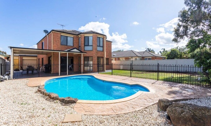 Tarneit House | Beautiful Tarneit Family Home with Pool