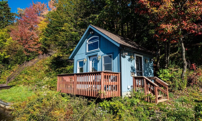 Eden Mills Cottage | Beautiful Teeny Tiny Cottage On Lake Eden, directly on the water front