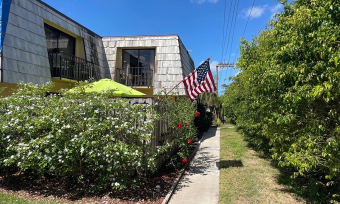 Biggar House | Beautiful Townhome with private patio/swimming pool and pet friendly !