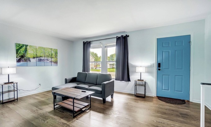 Huntington House | Beautiful Updated 4 Bedroom Home in Huntington, King Bed, Close to University!