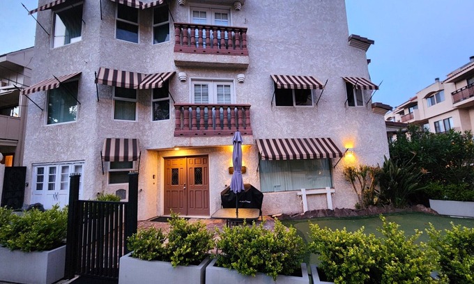 Avalon Villa | Beautiful, Upscale & Unique Tuscan-Style 3 Story With 1 King Bedroom & 2 Baths.