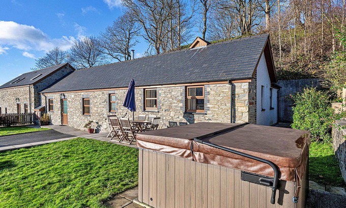 Glandyfi House | Beautiful villa for 6 guests with hot tub, WIFI, TV, pets allowed and parking
