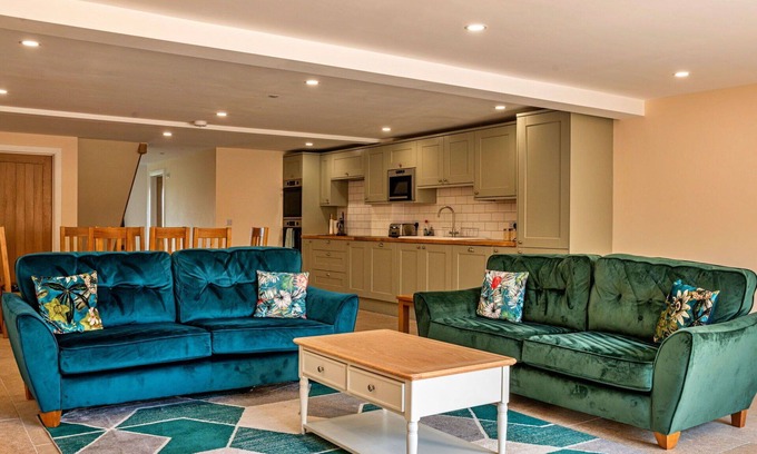 Little Rissington House | Beautiful villa for 8 people with hot tub, WIFI, pets allowed and parking