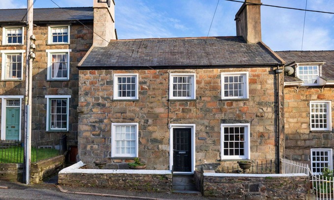Ffestiniog House | Beautiful villa for 6 guests with hot tub, TV and parking