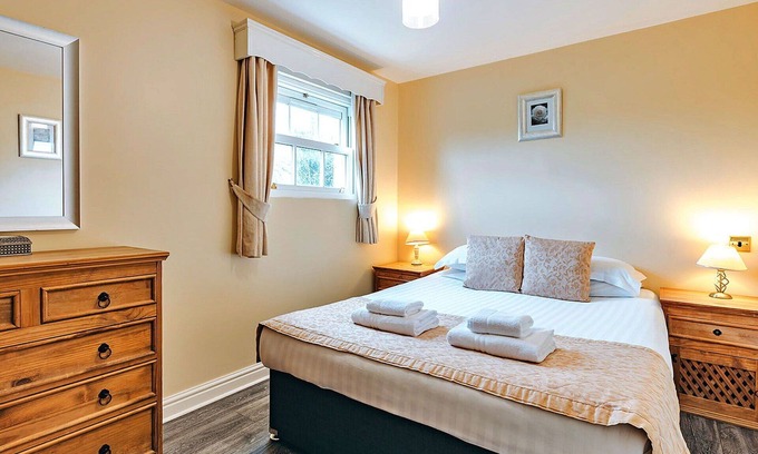 Eaton Mascott House | Beautiful villa for 4 people with WIFI, TV, pets allowed and parking