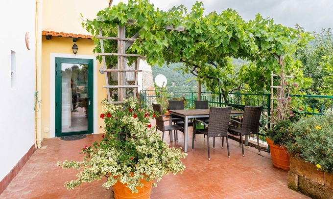 Castellaro House | Beautiful villa for 6 guests with WIFI, TV, terrace and parking