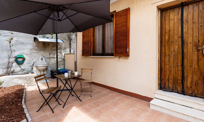 Pompeiana House | Beautiful villa for 3 guests with A/C, WIFI, TV, balcony, pets allowed and parking