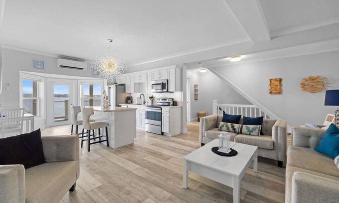 Queens Square Condo | Beautiful Waterfront 2 Bdrm Condo Downtown Ch'town