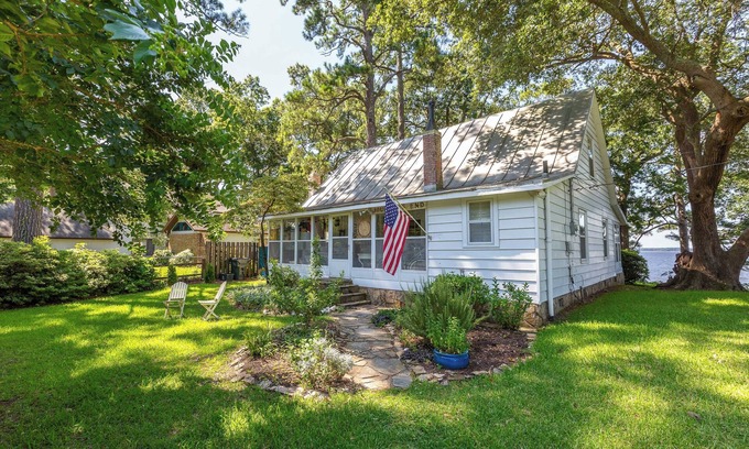 Minnesott Beach Cottage | Beautiful Waterfront Home W/Sleeping Porch on the Neuse River, outdoor shower.