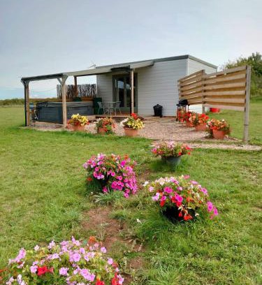 East Drayton House | Beautiful Wooden tiny house, Glamping cabin with hot tub 3