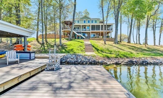 Huddleston House | Beautifully appointed SHOWPLACE home on FLAT LOT w/250' of shoreline & HOT TUB! Come Visit "Viewtopi