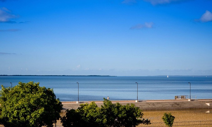 Wynnum House | Beautifully Appointed Two Bedroom Townhouse - Fully Self Contained