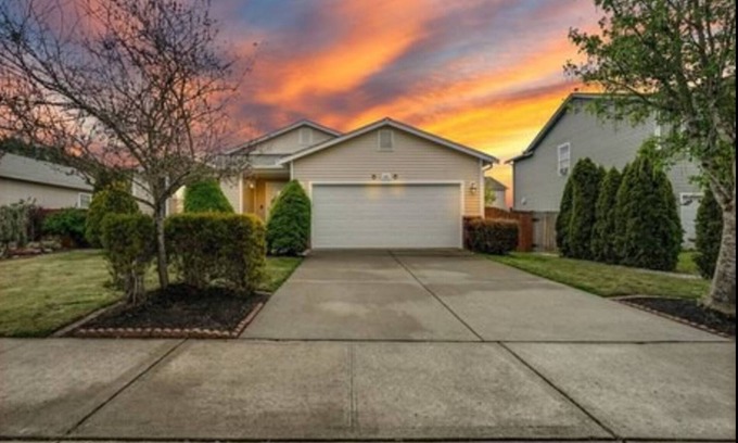 Orting House | Beautifully furnished home w/river a minute away. Charming house in Orting.
