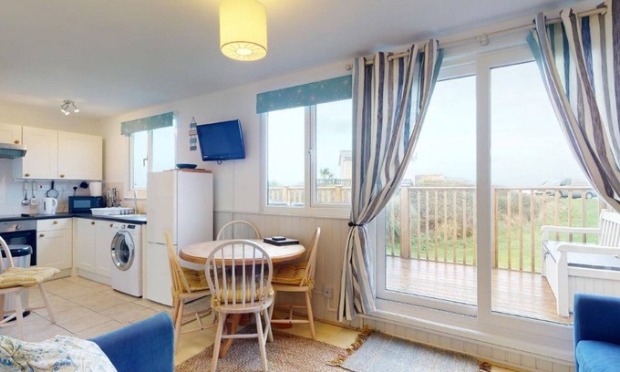 Hayle Cottage | Beautifully presented, comfortable and located just a few minutes from the three miles of sand