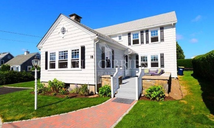 Bonnet Shores House | Beautifully remodeled home in Bonnet Shores (Cliff Area) - Narragansett RI