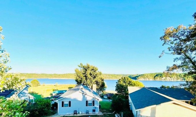 Beaver Shores House | Beaver Lake Studio - King size bed and lake view