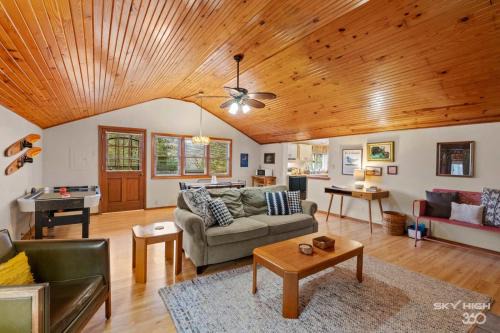 Garfield House | Beaver Lakeview cabin near Indian Creek with huge decks