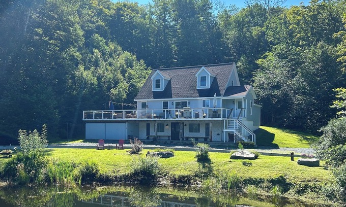 Whitingham House | Beaver's Bend Lakefront Retreat ~16 mi to Slopes & Pet Friendly!