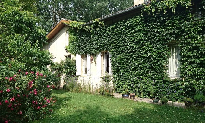 Saint-Andre-de-Cubzac Bed & Breakfast | Bed and Breakfast 'La Lagune' with Shared Terrace, Private Garden and Wi-Fi