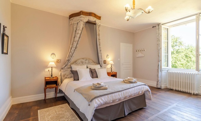 Savignac-les-Eglises Bed & Breakfast | Bed and Breakfast 'La Romantique' with Shared Terrace, Shared Garden and Wi-Fi