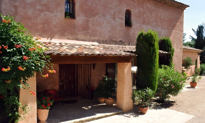 Le Rouret Bed & Breakfast | Bed and Breakfast 'Lou Souleù' with Shared Terrace, Wi-Fi and Air Conditioning