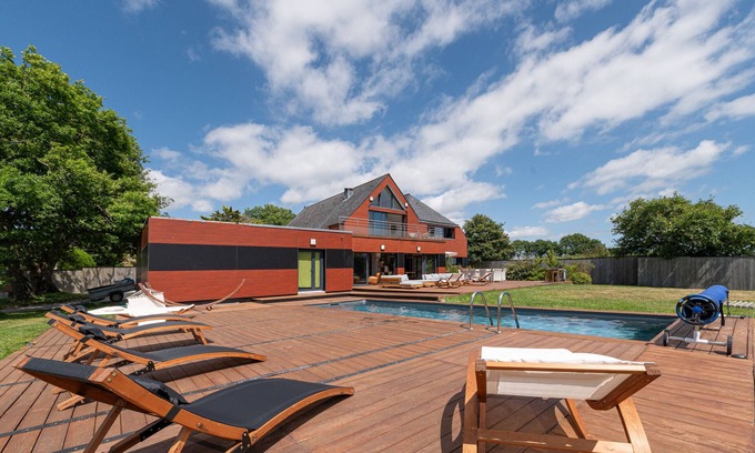Ploeren Bed & Breakfast | Bed and Breakfast 'Suite Cathédrale - Ty Castel' with Shared Pool, Shared Garden and Wi-Fi