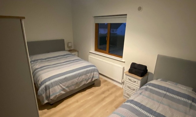 Dromod House | Bedroom 3, triple room sleeps 3, en-suite