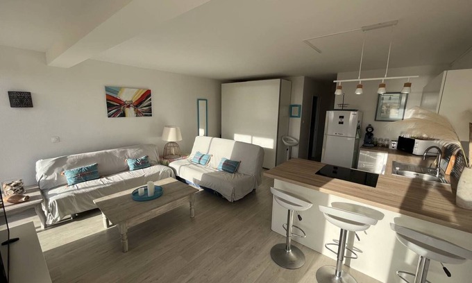 Saint-Pierre-la-Mer Apartment | bedroom facing the sea