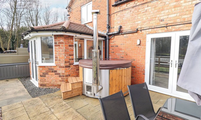 Goxhill Cottage | BEECH COTTAGE, with hot tub in Barrow-Upon-Humber