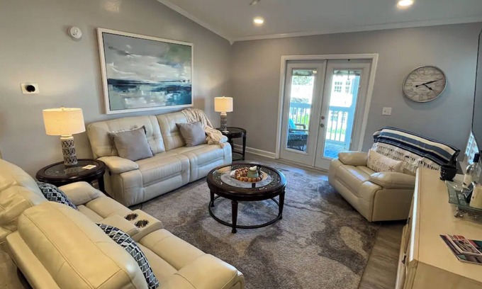 Oak Condo | BELLA KAYA Condo - Gulf Shores AL - 2nd Floor Corner Condo Unit with Amenities