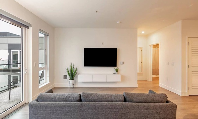 Northeast Bellevue Apartment | Bellevue Apt 1BR with Gym+Hot Tub+Sauna