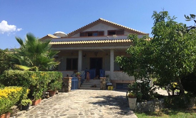Marina di Ascea Apartment | Benedetta's House is a comfortable vacation home just 150 m from the sea.